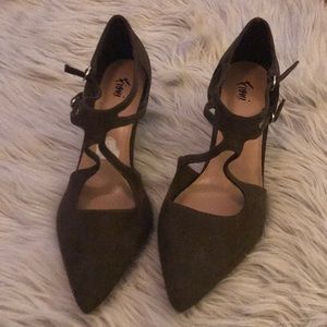 Adorable olive green kitten heels size 11W